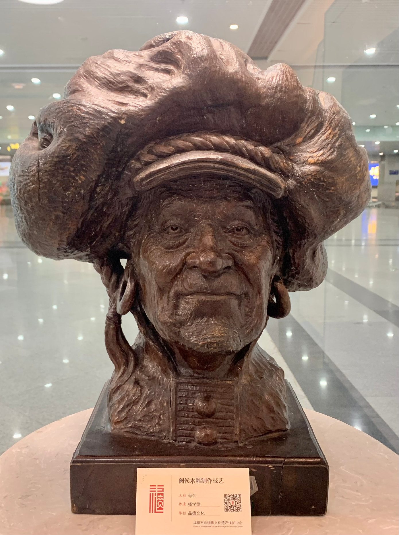 Tác phẩm "Người mẹ" của nghệ nhân Dương Học Đức. Ảnh: Linh Nhi.