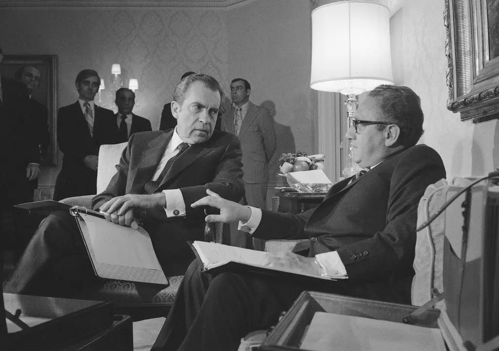 Ông Henry Kissinger với Tổng thống Richard Nixon tại New York vào tháng 11/ 1972. Ảnh: AP. Ông Henry Kissinger với Tổng thống Richard Nixon tại New York vào tháng 11/ 1972. Ảnh: AP.