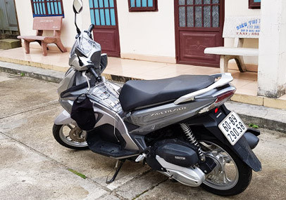 Chiếm hàng loạt xe máy, cuỗm luôn điện thoại của bạn gái ảnh 1