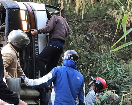 Giải cứu tài xế mắc kẹt trong cabin xe tải bị lật ảnh 2