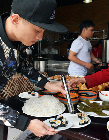 Chiêu đãi buffet chay cho hàng ngàn du khách tại Đà Lạt ảnh 2