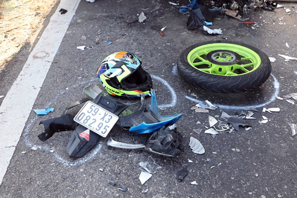 Xe máy đâm vào đầu xe tải trên đèo Bảo Lộc, phượt thủ 9X nguy kịch ảnh 1