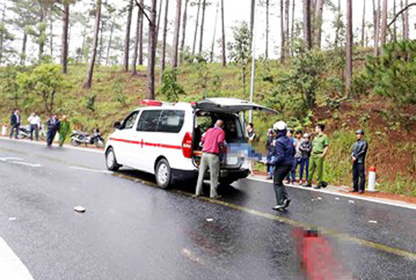 Xe máy đối đầu ô tô trên đèo Prenn, 2 người thương vong ảnh 1