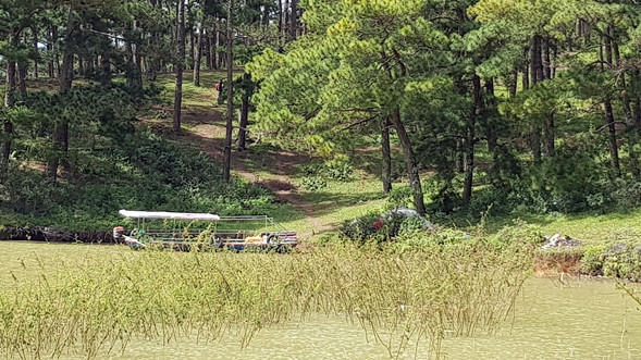 Thuyền 'chui' mạo hiểm chở khách trên hồ nước sâu ảnh 2