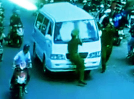 Tài xế lao thẳng xe vào cảnh sát, đẩy đi trăm mét trên phố Đà Lạt ảnh 1