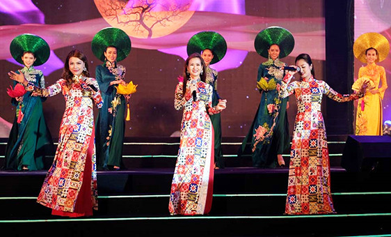 Tôn vinh tơ lụa Việt tại 'thủ phủ' tơ tằm Bảo Lộc ảnh 1