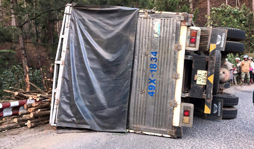 Giải cứu tài xế mắc kẹt trong cabin xe tải bị lật ảnh 1