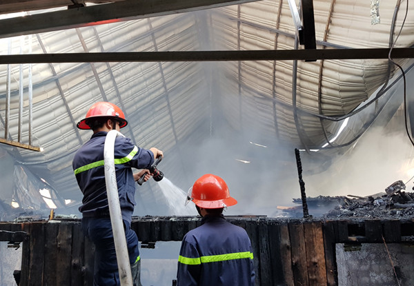 Cả chục xe cổ bị 'bà hỏa' thiêu rụi trong quán cà phê ở Đà Lạt ảnh 1