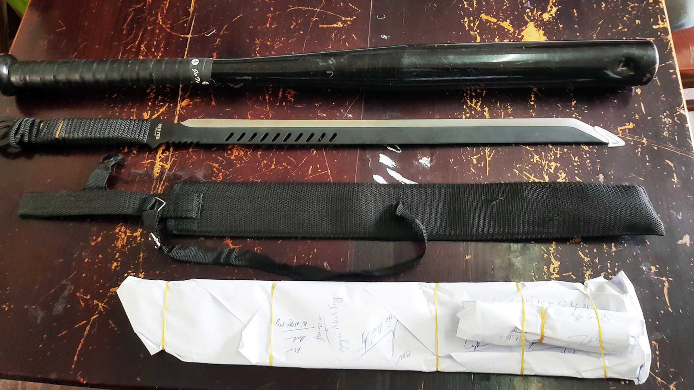 Nhóm côn đồ xông vào quán ăn chém loạn xạ khiến 5 người bị thương ảnh 2