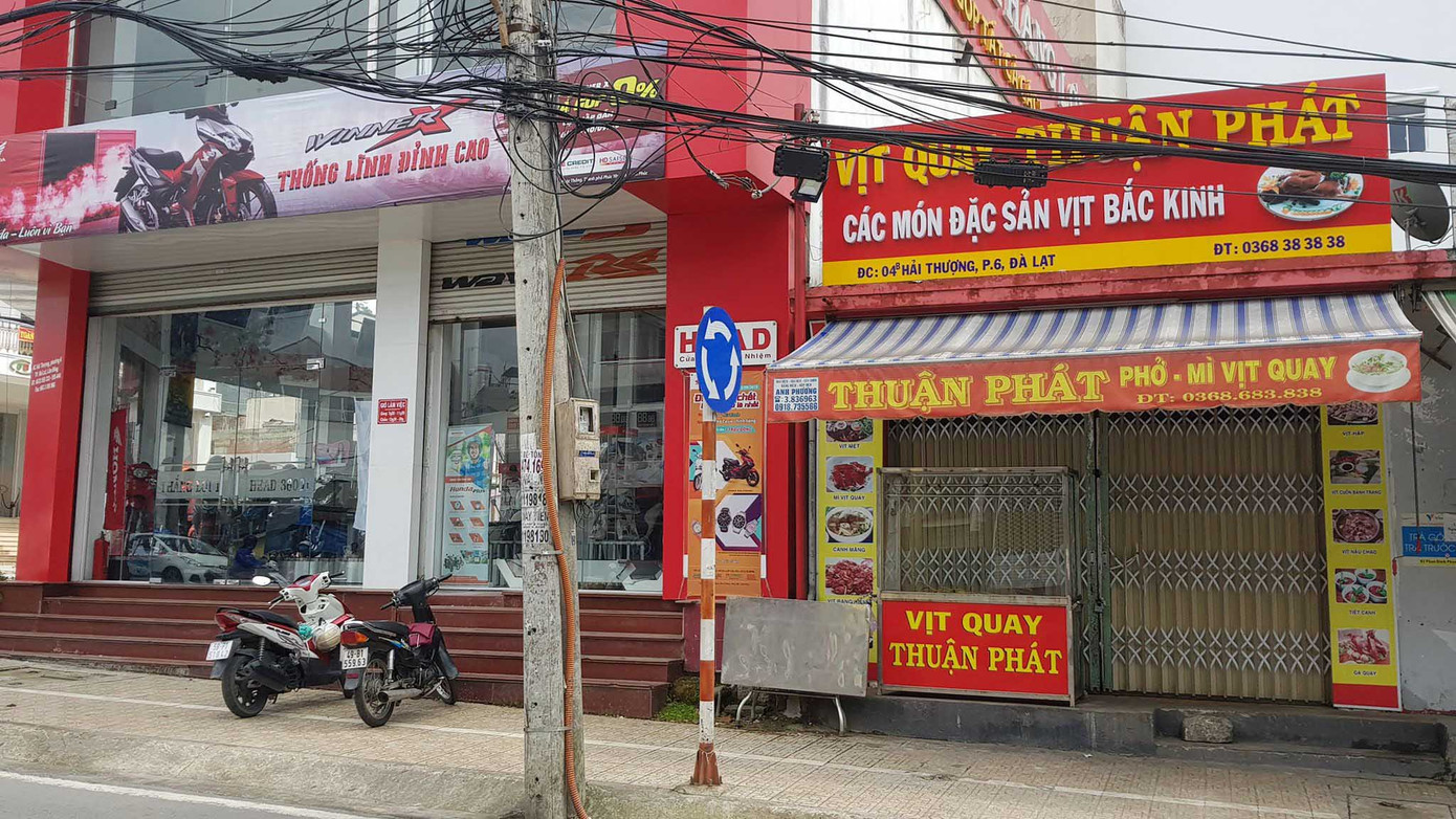 Nhóm côn đồ xông vào quán ăn chém loạn xạ khiến 5 người bị thương ảnh 1