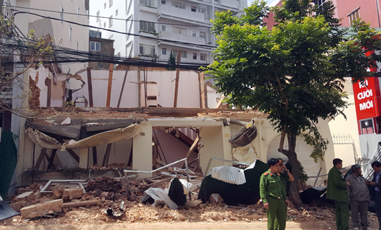 Bức tường dài 14m bất ngờ đổ sụp, 3 công nhân bị thương ảnh 2