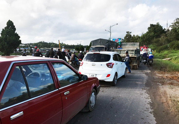 Xe tải 'bay' xuống hồ Xuân Hương, nhiều người thoát nạn ảnh 2