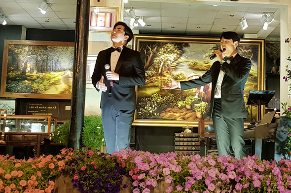 Nghệ nhân Đà Lạt thêu tranh HLV Park Hang Seo to bằng người thật ảnh 2