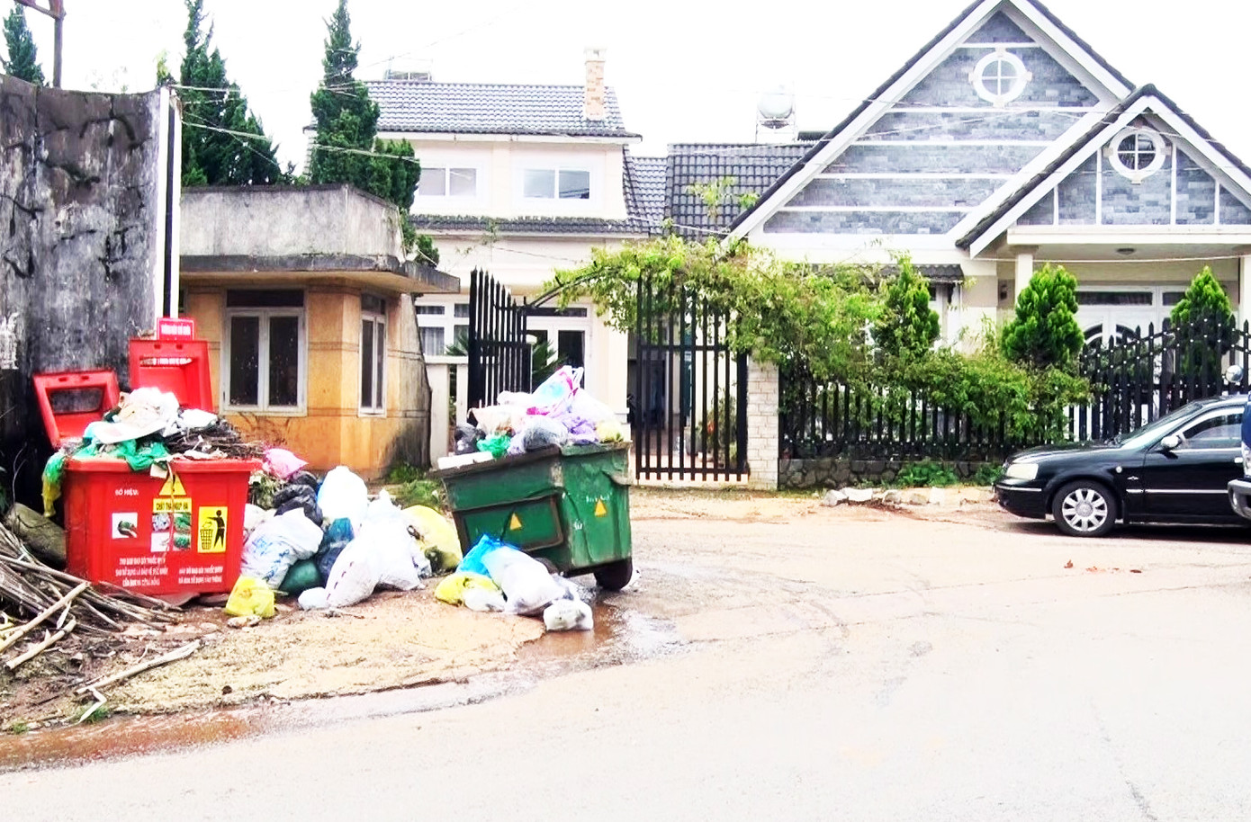 Chất thải độc hại ùn ứ trong hàng trăm thùng rác trên đường phố Đà Lạt ảnh 2