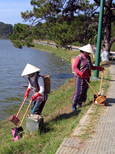 Hàng trăm người tình nguyện nhặt rác quanh hồ Xuân Hương ảnh 3