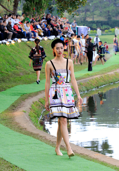 Lần đầu tiên thổ cẩm Nam Tây Nguyên kỳ bí lên sàn diễn thời trang ảnh 2