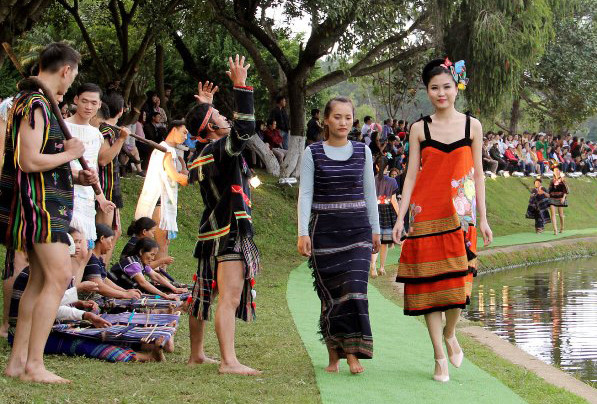 Lần đầu tiên thổ cẩm Nam Tây Nguyên kỳ bí lên sàn diễn thời trang ảnh 4