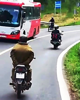 Xác định danh tính tài xế giỡn mặt tử thần, thả trôi xe máy đổ đèo ảnh 1