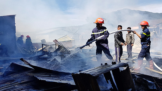 Lửa 'nuốt gọn' 4 căn nhà ở Lâm Đồng ngay ngày đầu năm ảnh 2