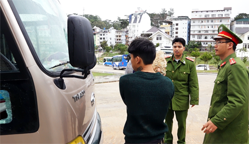 Hai thanh niên táo tợn đập kính ô tô trộm tài sản ảnh 1