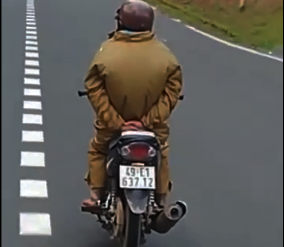 Giỡn mặt tử thần, người đàn ông thả trôi xe máy đổ đèo nguy hiểm ảnh 1