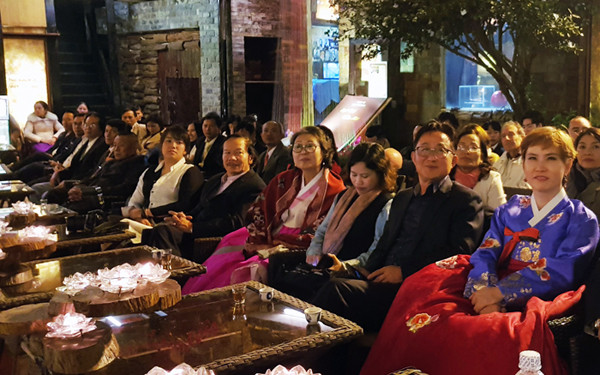 Nghệ nhân Đà Lạt thêu tranh HLV Park Hang Seo to bằng người thật ảnh 3