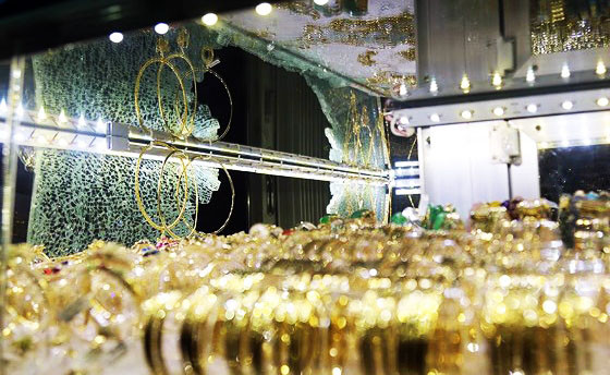 Mang bình xịt hơi cay và búa đi đập tủ cướp tiệm vàng ở Đà Lạt ảnh 1