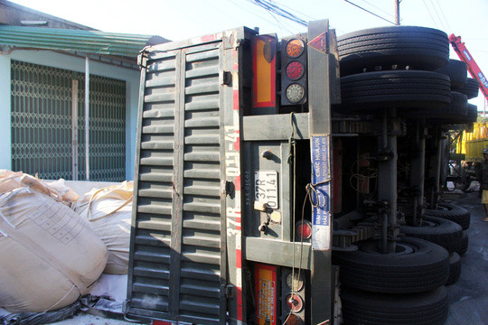 Lâm Đồng: Lật xe chở alumin, tài xế chết trong ca bin ảnh 1