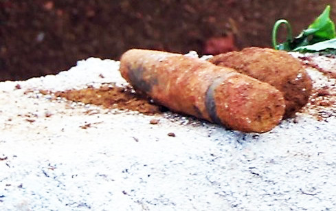 Phát hiện đạn cối khi đào móng thi công dãy phòng học ảnh 1