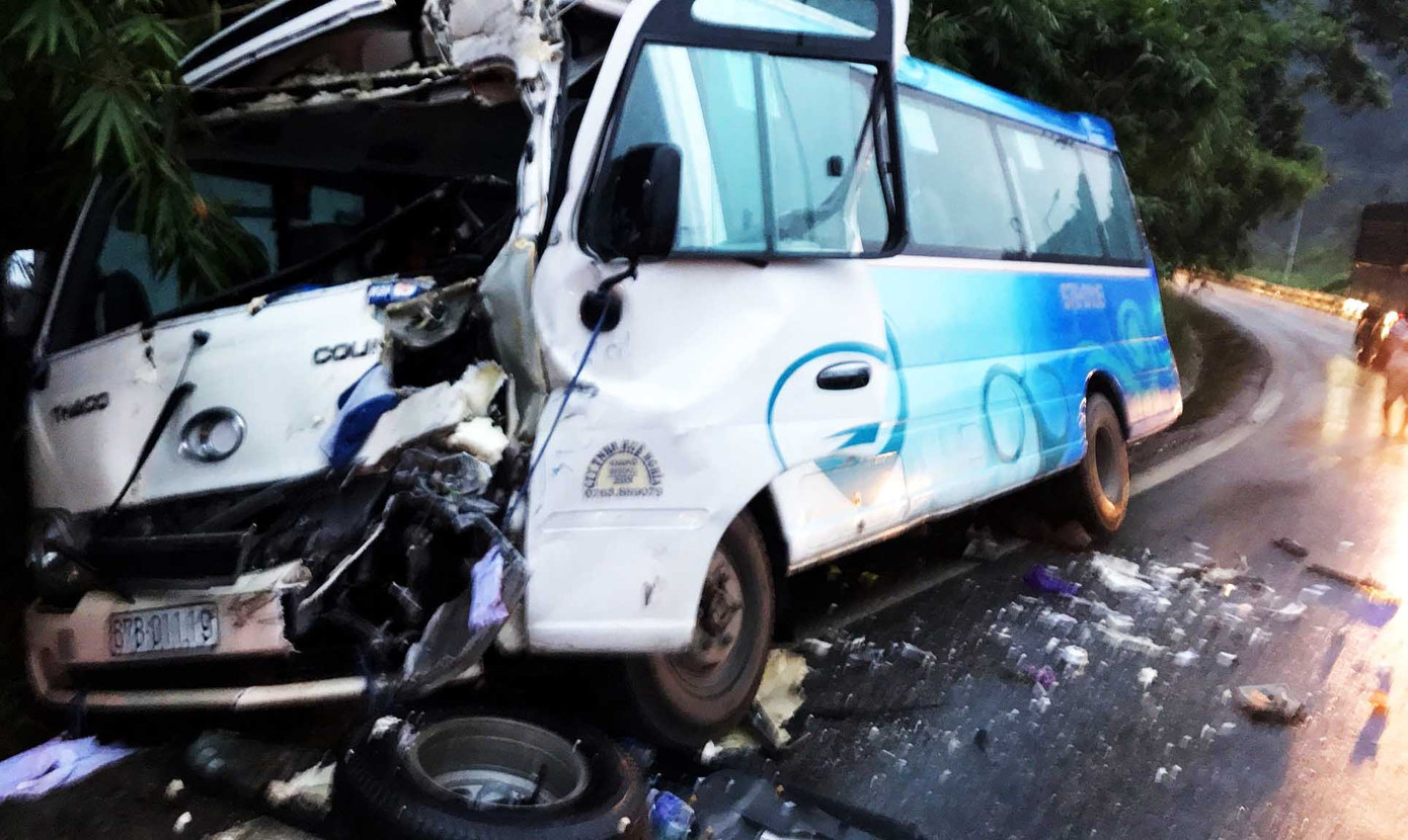 Xe khách chở 29 người đâm vào vách núi sau khi gây tai nạn ảnh 1