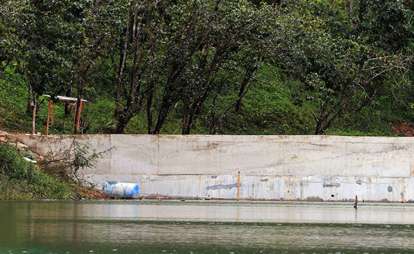 Ngang nhiên xây kè bê tông chắn ngang mặt hồ di tích quốc gia ảnh 1