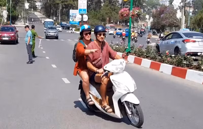 Bắt 2 đối tượng cướp túi khách nước ngoài ở Đà Lạt ảnh 2