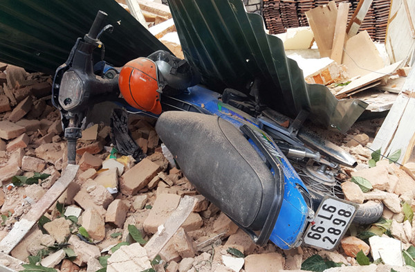 Bức tường dài 14m bất ngờ đổ sụp, 3 công nhân bị thương ảnh 1