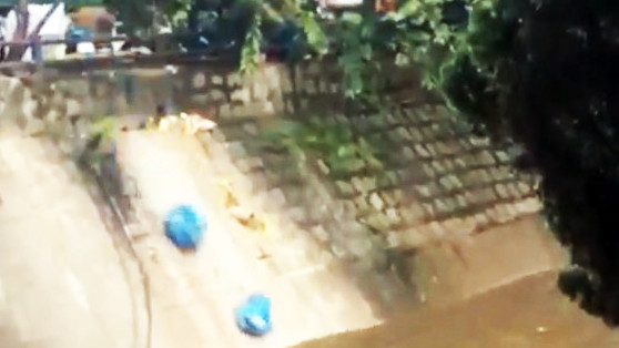 Lén lút đổ 20 túi rác xuống suối gây 'bão mạng', quán ăn ở Đà Lạt bị xử lý ảnh 1