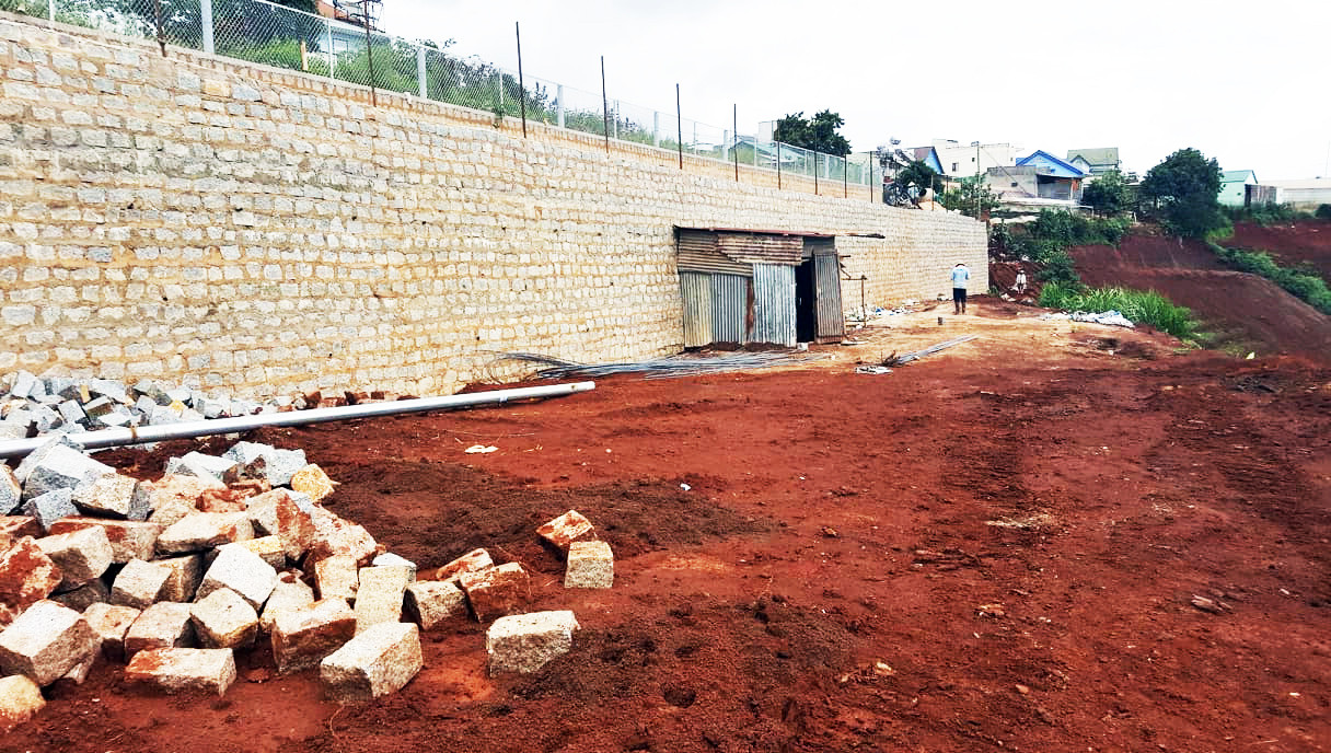 Dùng xe cơ giới san ủi, phân lô đất nông nghiệp trái phép tại Đà Lạt ảnh 1