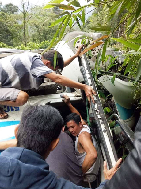Đập cửa cứu tài xế mắc kẹt trong container bị lật trên đèo ảnh 2