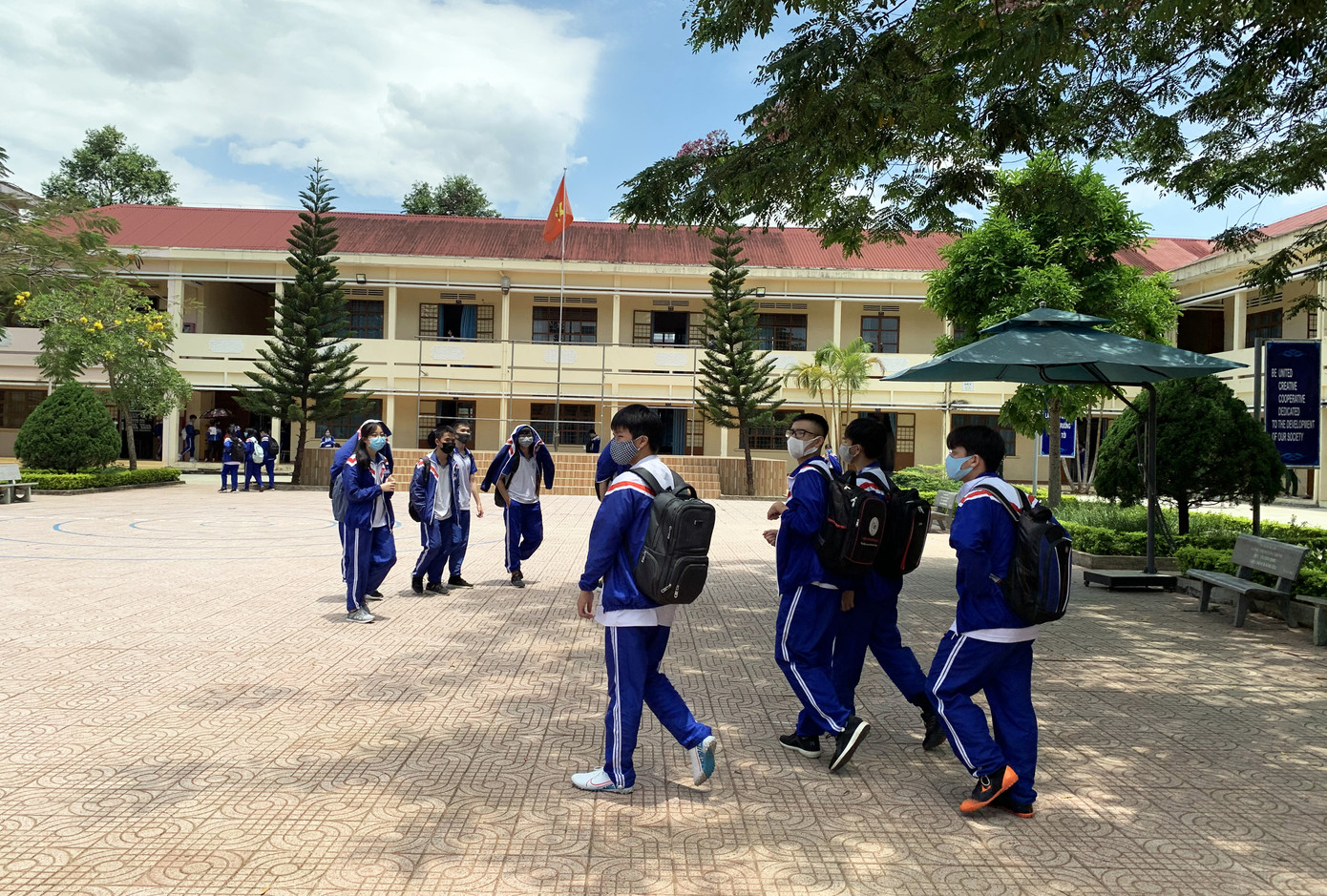 Gần 900.000 sỹ tử khẩu trang kín bưng làm thủ tục thi tốt nghiệp THPT ảnh 10