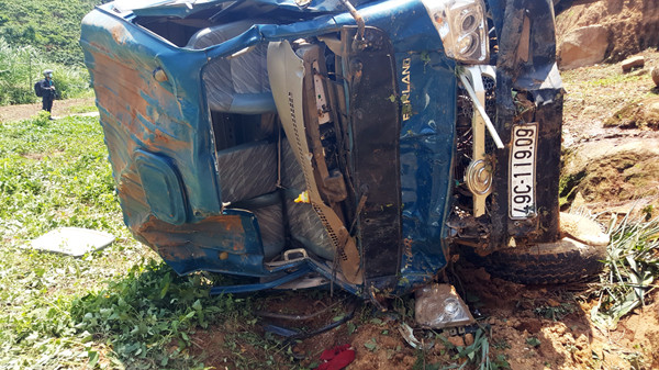 Xe tải lao xuống thung lũng sâu 30m, tài xế bị thương nặng ảnh 1