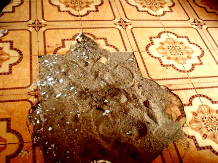 Một mảng lớn nền nhà bị phá hủy sau vụ nổ mìn