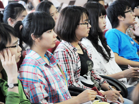 Các bạn trẻ nghe diễn giả Đỗ Kim Dũng – Phó Chủ tịch VAA kiêm Viện trưởng ARTI Vietnam trình bày tham luận