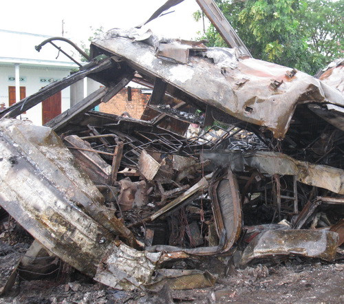 Xe khách bị thiêu rụi sau vụ tai nạn - Ảnh: Như Minh (Tuổi Trẻ)