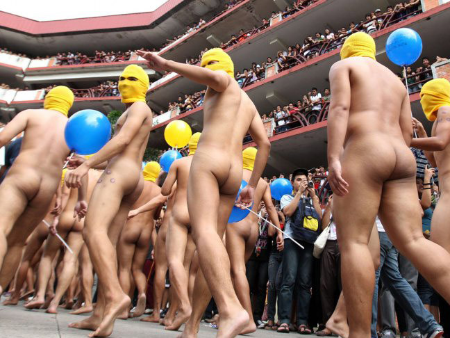 Một nhóm 25 học sinh nam khỏa thân, đeo mặt nạ vàng biểu tình phản đối bộ phim chống Hồi giáo ở một trường đại học ở Philippine