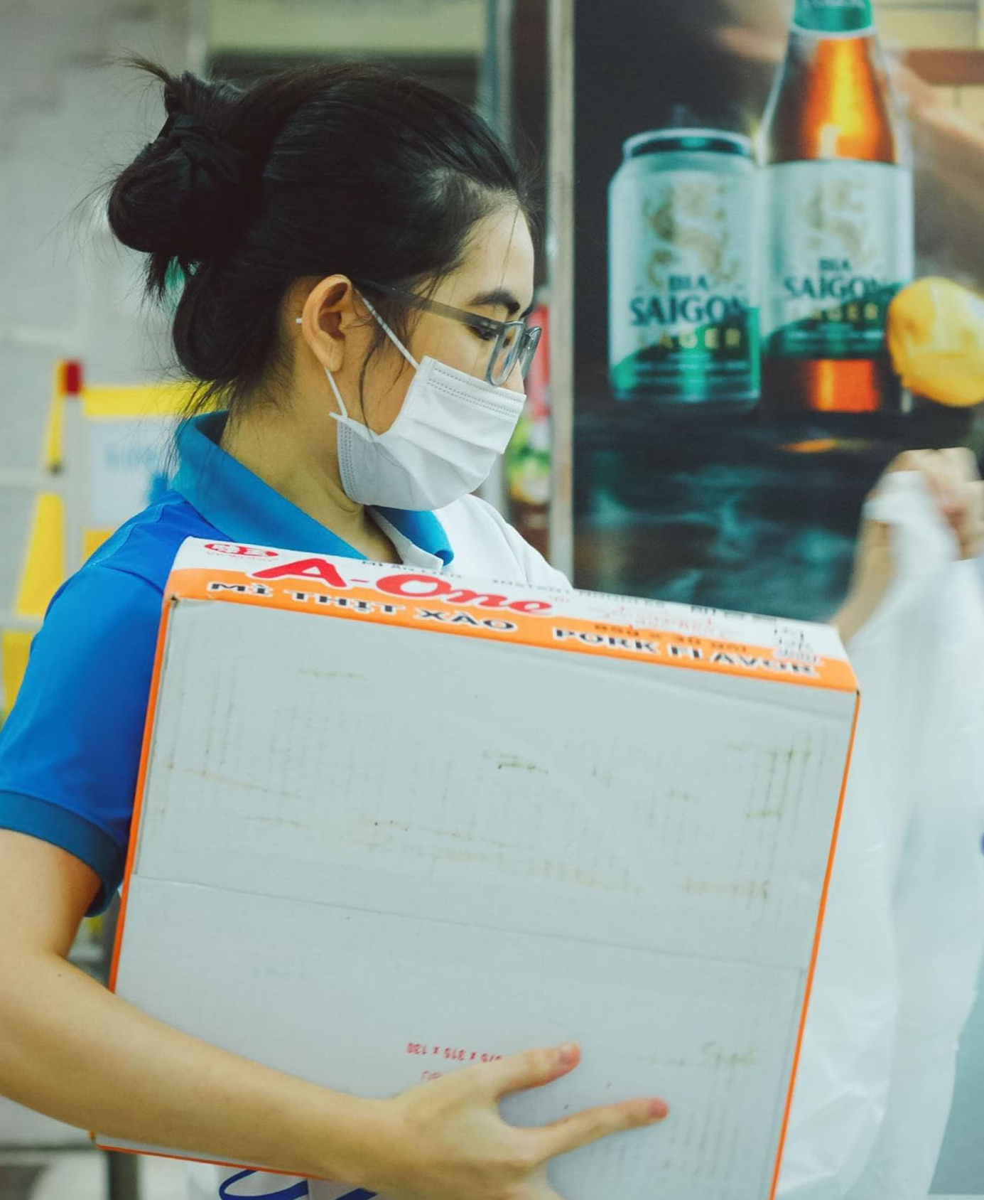 Bạn Đinh Ngọc Thư trong lúc làm nhiệm vụ của một &quot;shipper&quot; tình nguyện. Ảnh: NVCC