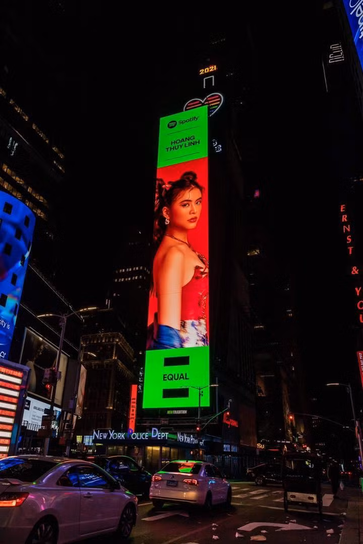 Trước đó, Hoàng Thùy Linh cũng đã có màn "đề-pa" thú vị tại quảng trường New York (Mỹ).