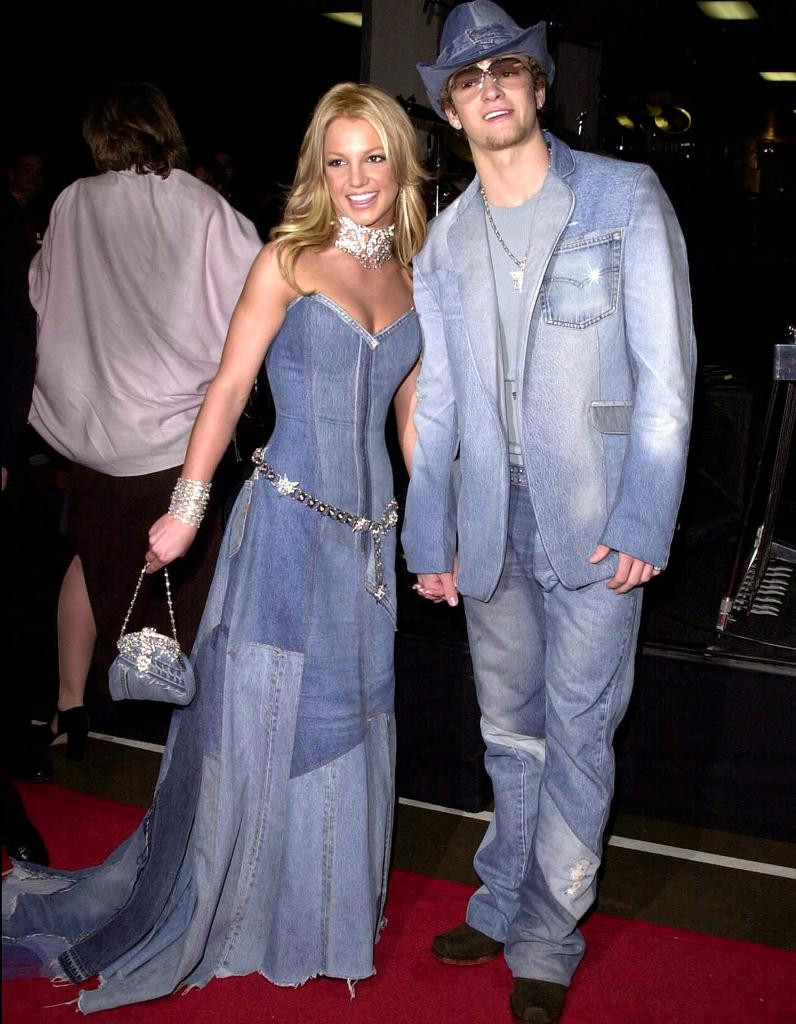 Tất cả đều là denim, từ chiếc nón cao bồi mà Justin đội hay chiếc túi xách tay nhỏ xinh mà Britney mang theo.