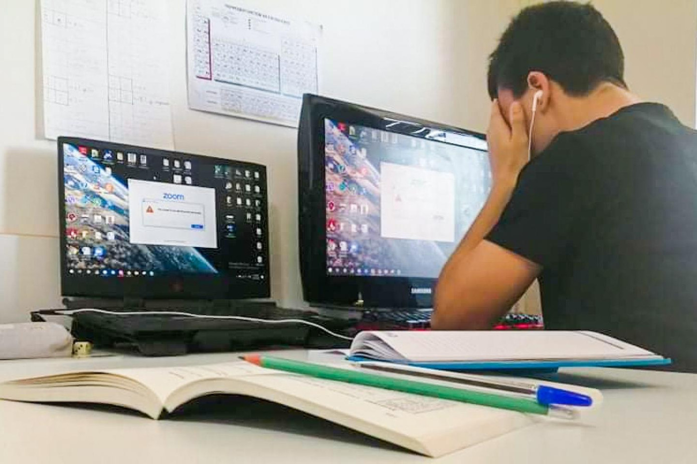 Thời khóa biểu học online "nặng" cũng đang là áp lực lớn với teen. Ảnh minh họa từ Internet. Thời khóa biểu học online "nặng" cũng đang là áp lực lớn với teen. Ảnh minh họa từ Internet.