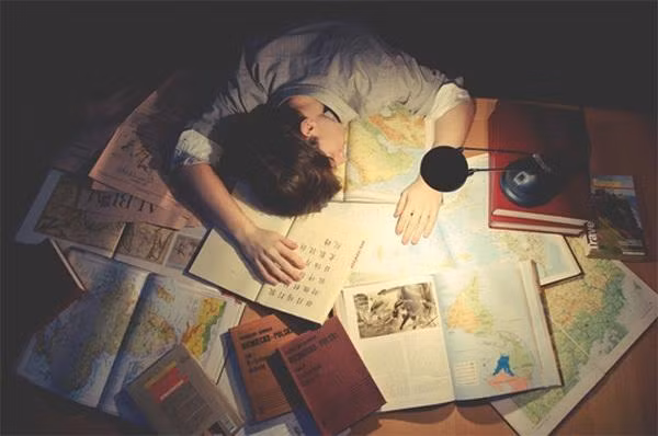 Áp lực đồng trang lứa nếu trở nên quá tiêu cực, dần dà sẽ tạo ra stress. Ảnh: Internet