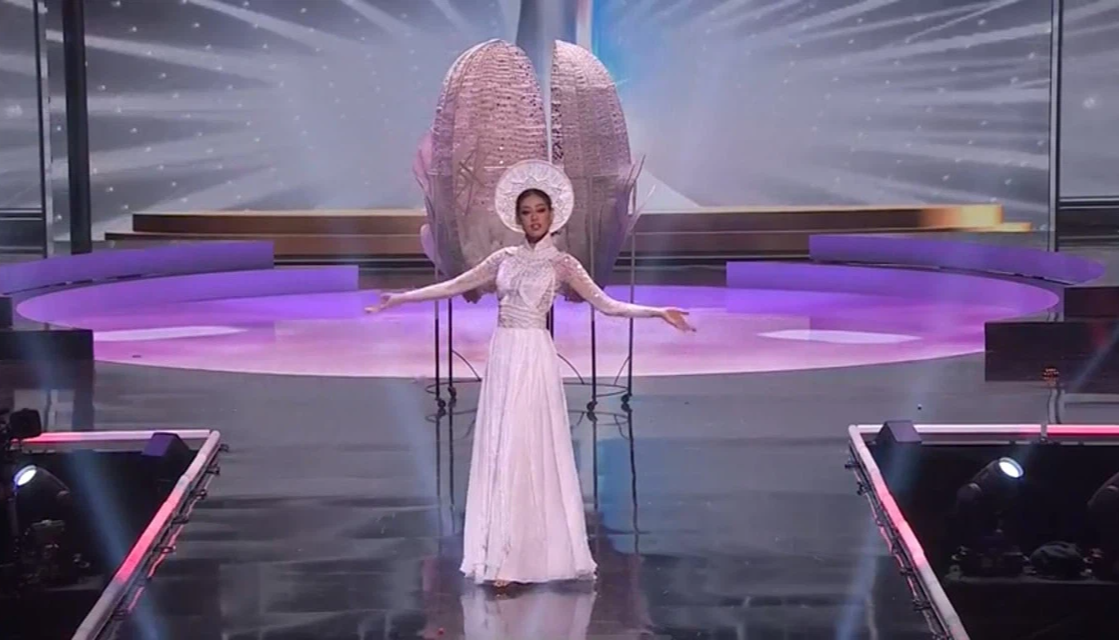 Khánh Vân tự tin biểu diễn trên sân khấu Miss Universe.