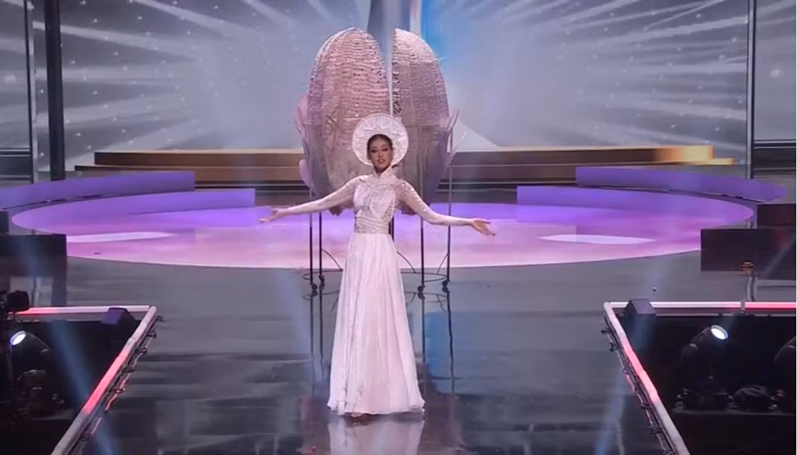 Khánh Vân tự tin biểu diễn trên sân khấu Miss Universe.