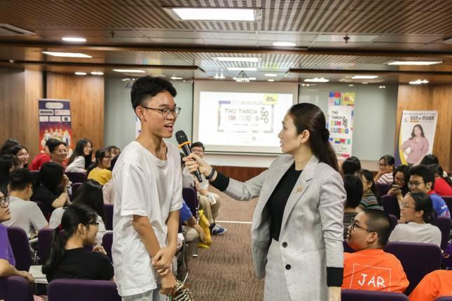 Chị Thanh Thảo Hugo mở một buổi huấn luyện đặc biệt về kỹ năng thuyết trình cho 24 bạn đến từ 12 đội tham gia Thử Thách Kim Cương 2020.